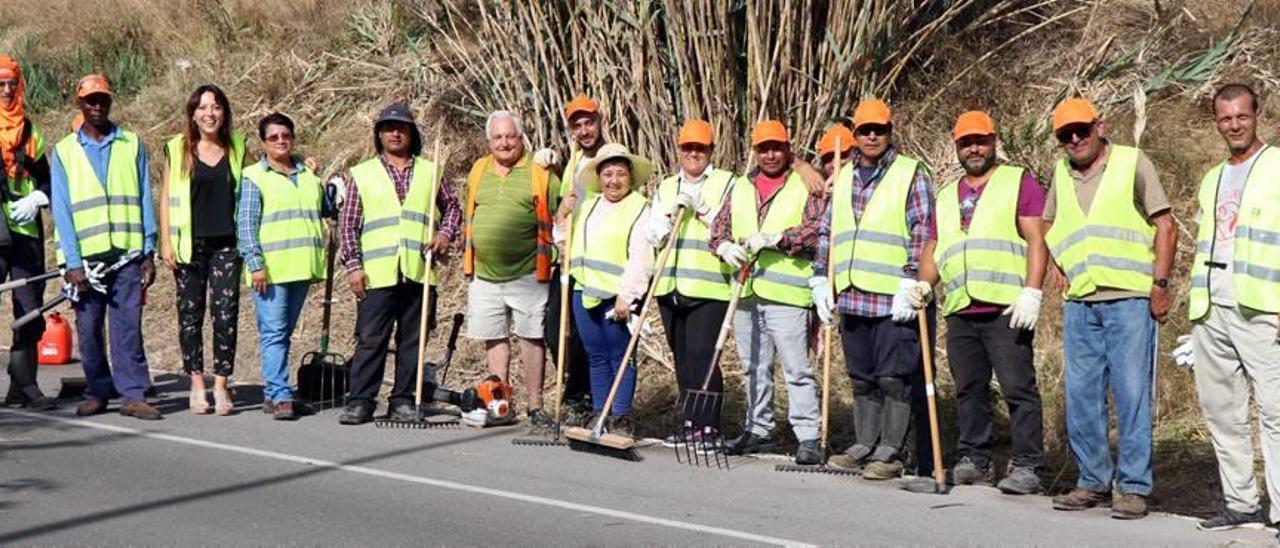 Algunos de los trabajadores beneficiados por este programa con la edil del área, Gloria Parra.