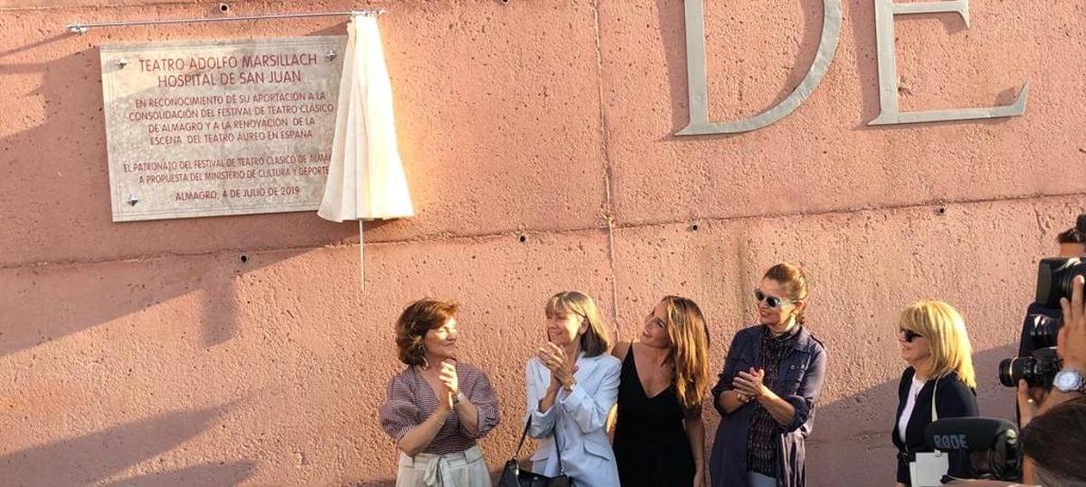 Carmen Calvo desvela la placa del teatro rebautizado con el nombre de Marsillach.