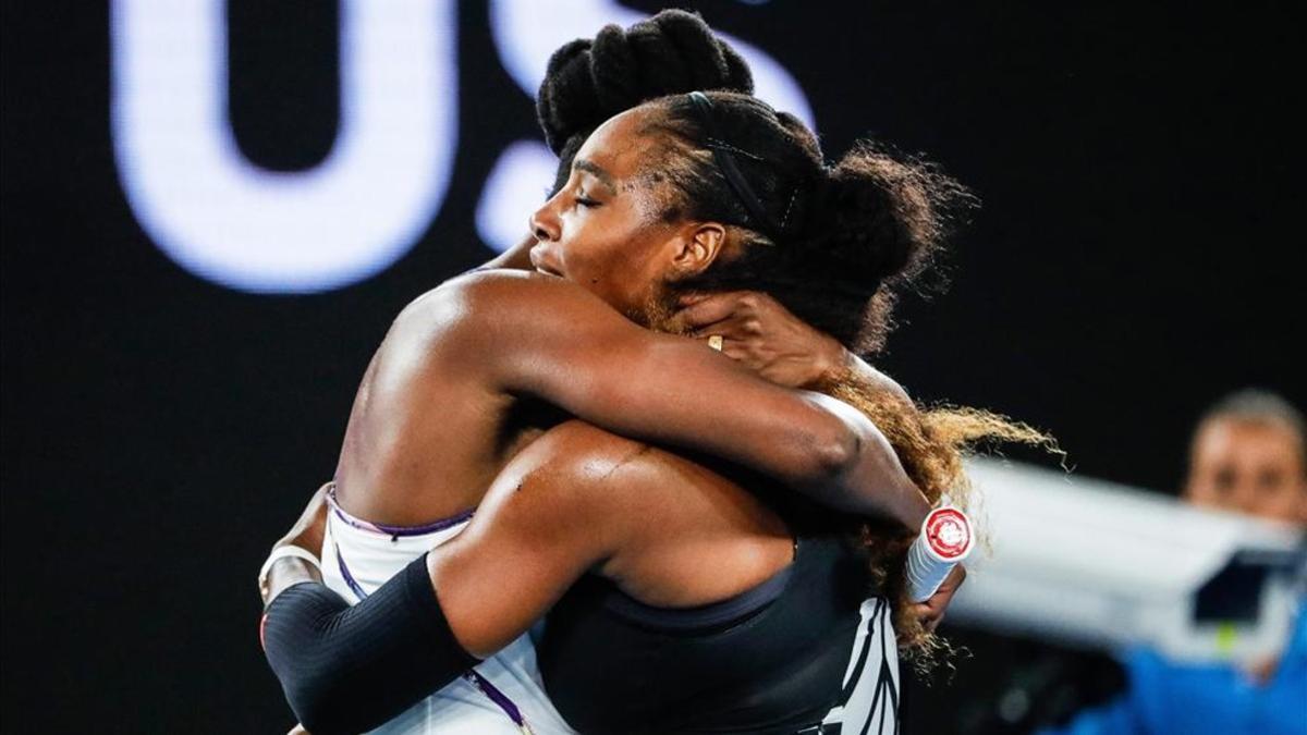 Emotivo abrazo de Serena y Venus Williams