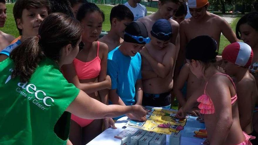 Algunos niños realizando las actividades de concienciación promovidas por la AECC.