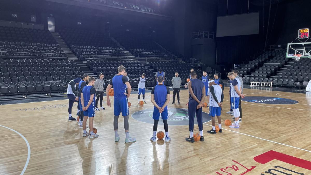 Minuto de silencio en el entrenamiento por los muertos que deja el seísmo.