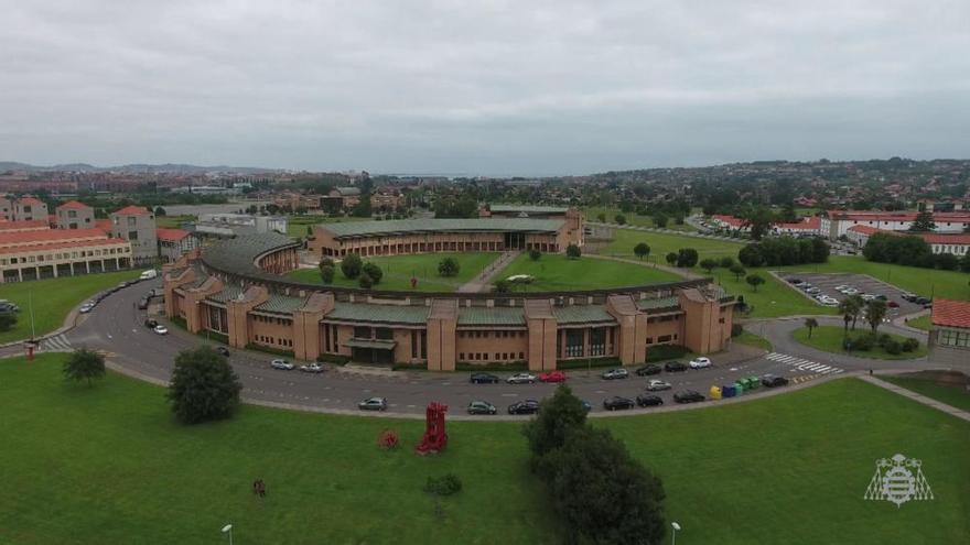 Presentación del título de pilotaje de drones en el que se ve el Campus de Gijón a vista de dron