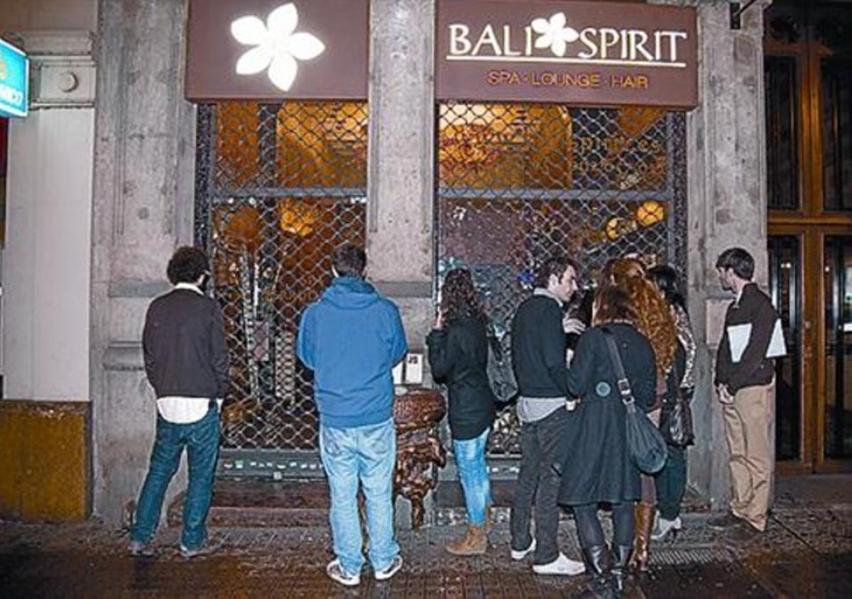 Accés nocturn a un spa balinès del carrer d’Aribau, dimecres passat. Accés nocturn a un spa balinès del carrer d’Aribau, dimecres passat.