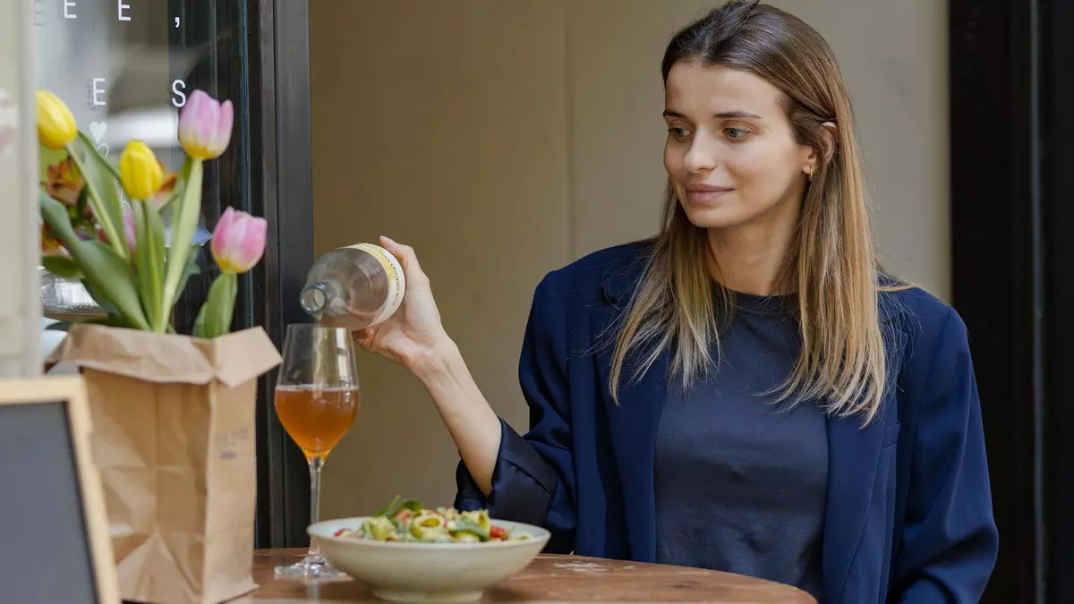 Maldita Barra: la veinteañera que soñaba con emprender y montó un restaurante que incluso acoge clases de yoga