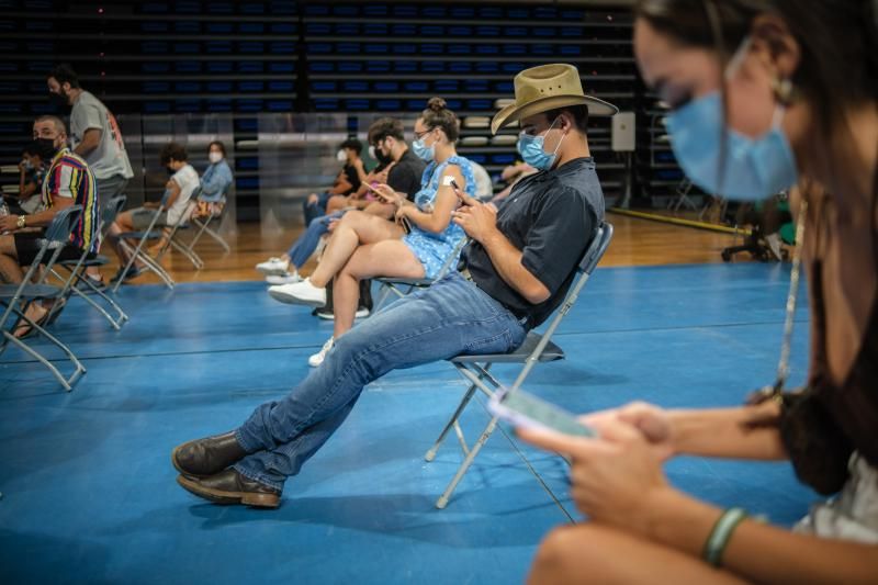 Jornada de vacunación a menores de 16 años en el Pabellón Santiago Martín