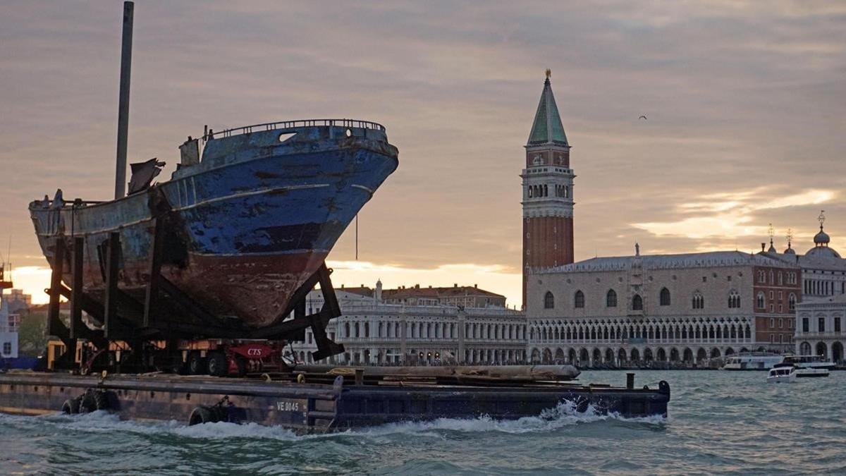 Llegada de la obra del islandés Christoph Büchel 'Barca nostra'