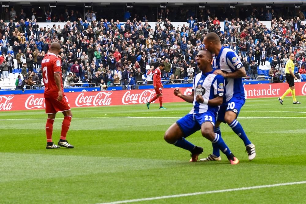 El Dépor cae en el descuento ante el Sevilla