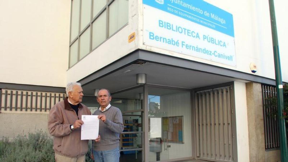 Antonio Delgado y Adolfo García en 2018, con una carta de 2015 pidiendo la ampliación de horario.