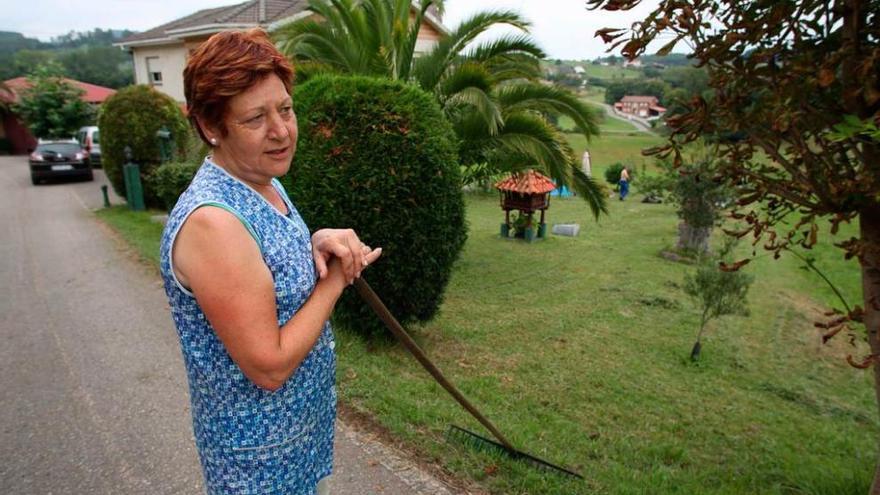 Maite Laucirica, junto al prado que rodea su casa, cercana a donde Barrick Gold instalaría su factoría.