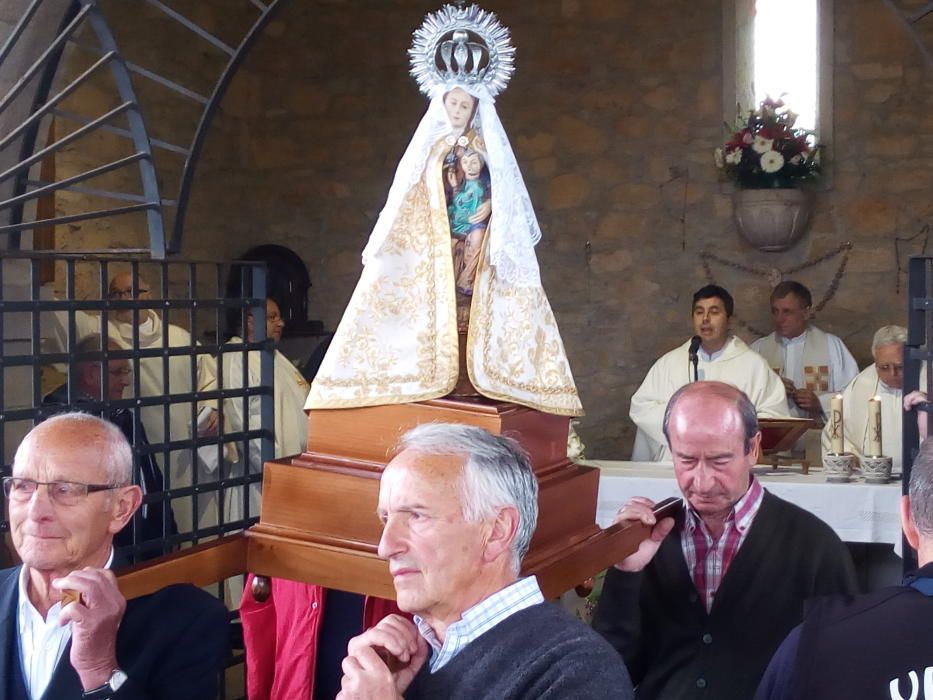 Cientos de personas festejan y ovacionan a la Virgen de la Cabeza en Meres