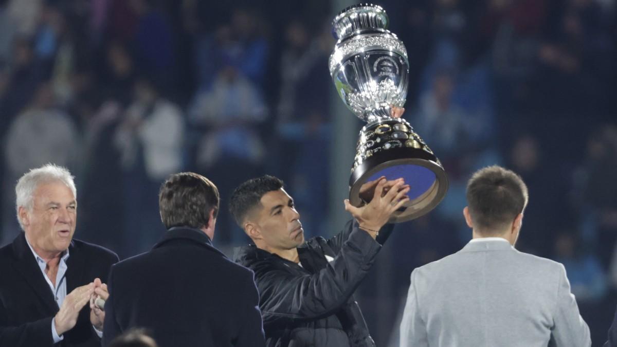 'Luisito', alzando la Copa América ganada por Uruguay en 2011