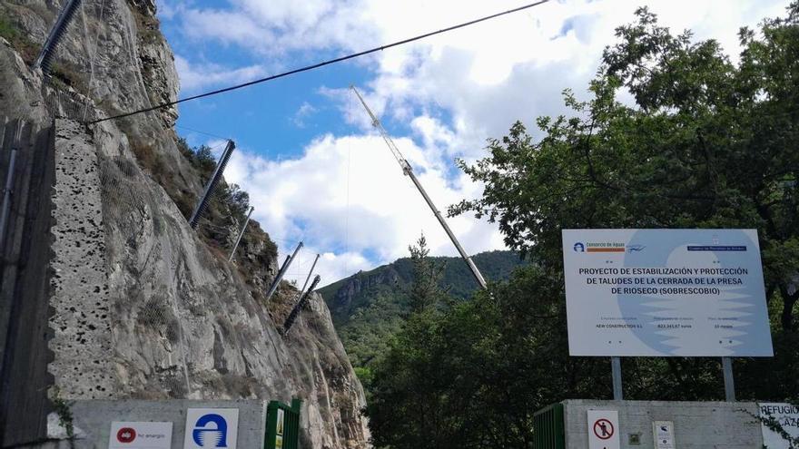 Diez meses de obras para impedir la caída de grandes rocas sobre la &quot;fuente de Asturias&quot;