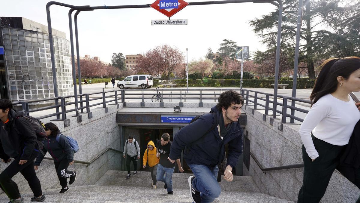 Varios jóvenes salen de la boca de metro de Ciudad Universitaria en Madrid. DAVID CASTRO.