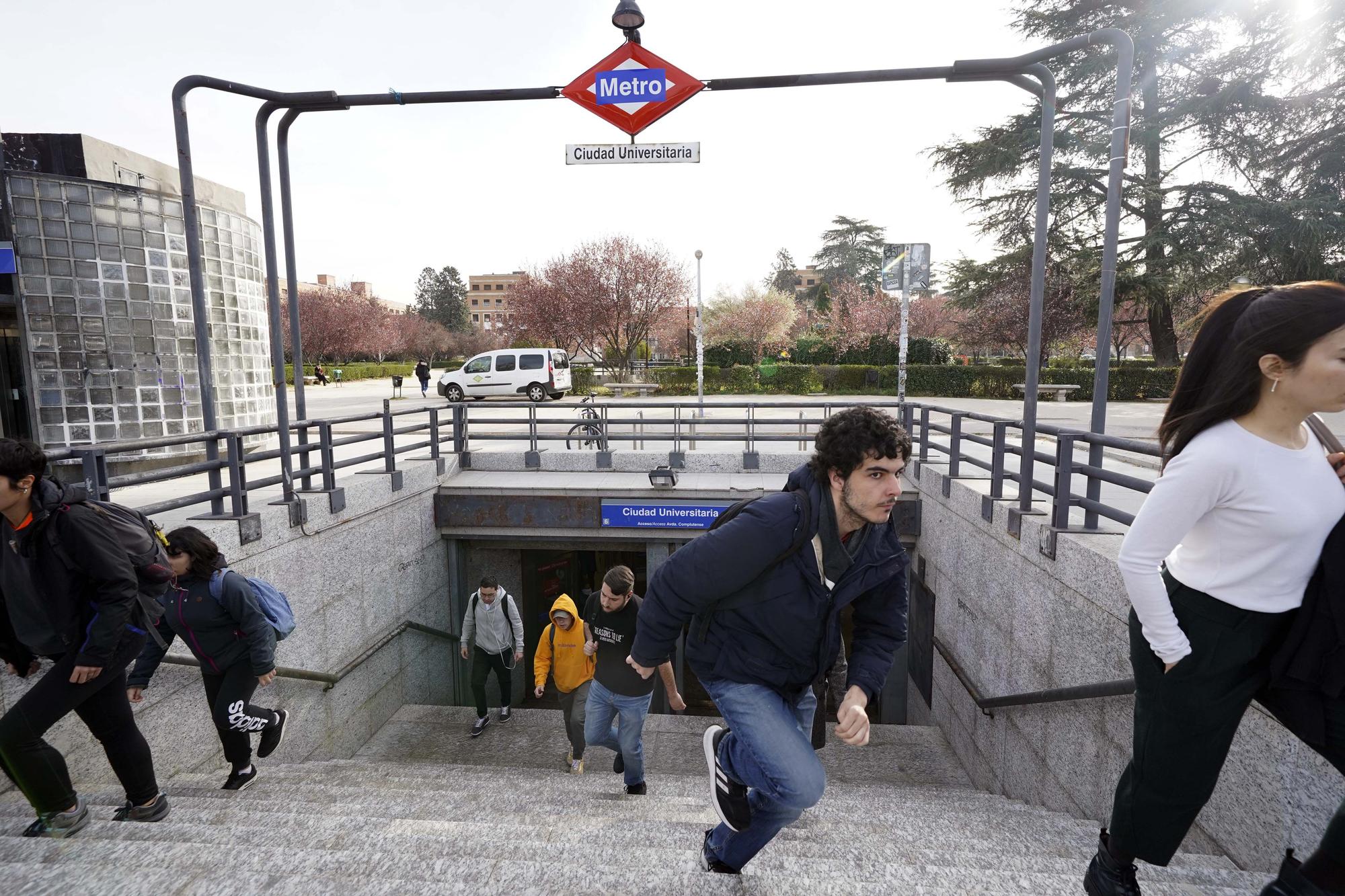 Varios jóvenes salen de la boca de metro de Ciudad Universitaria en Madrid. DAVID CASTRO.