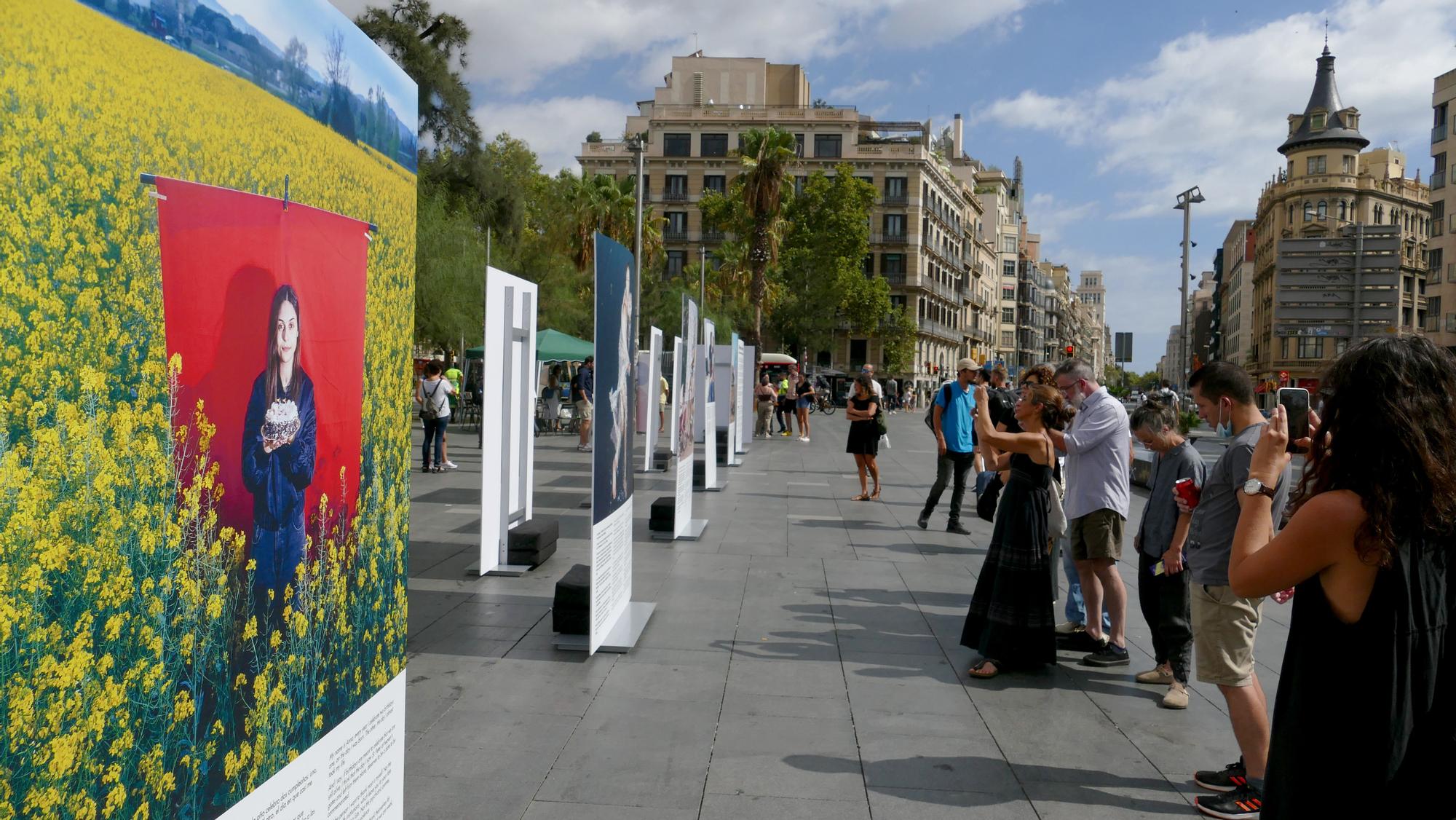 Barcelona 10/9/2022 Exposicion de Jordi Otix y Manu Mitru &quot; Silencis trencats&quot; a la plaça Universitat Foto de Julio Carbó