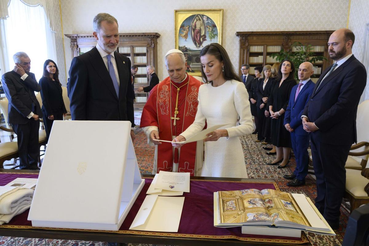 Felipe VI y la reina Letizia llegan al Vaticano para su audiencia con León XIV.