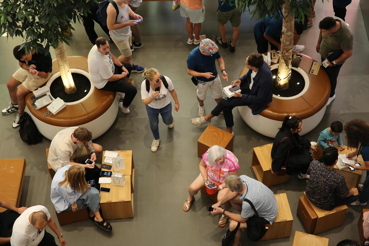 Colas en la tienda Apple de Barcelona por el nuevo iPhone 15 | FOTOS