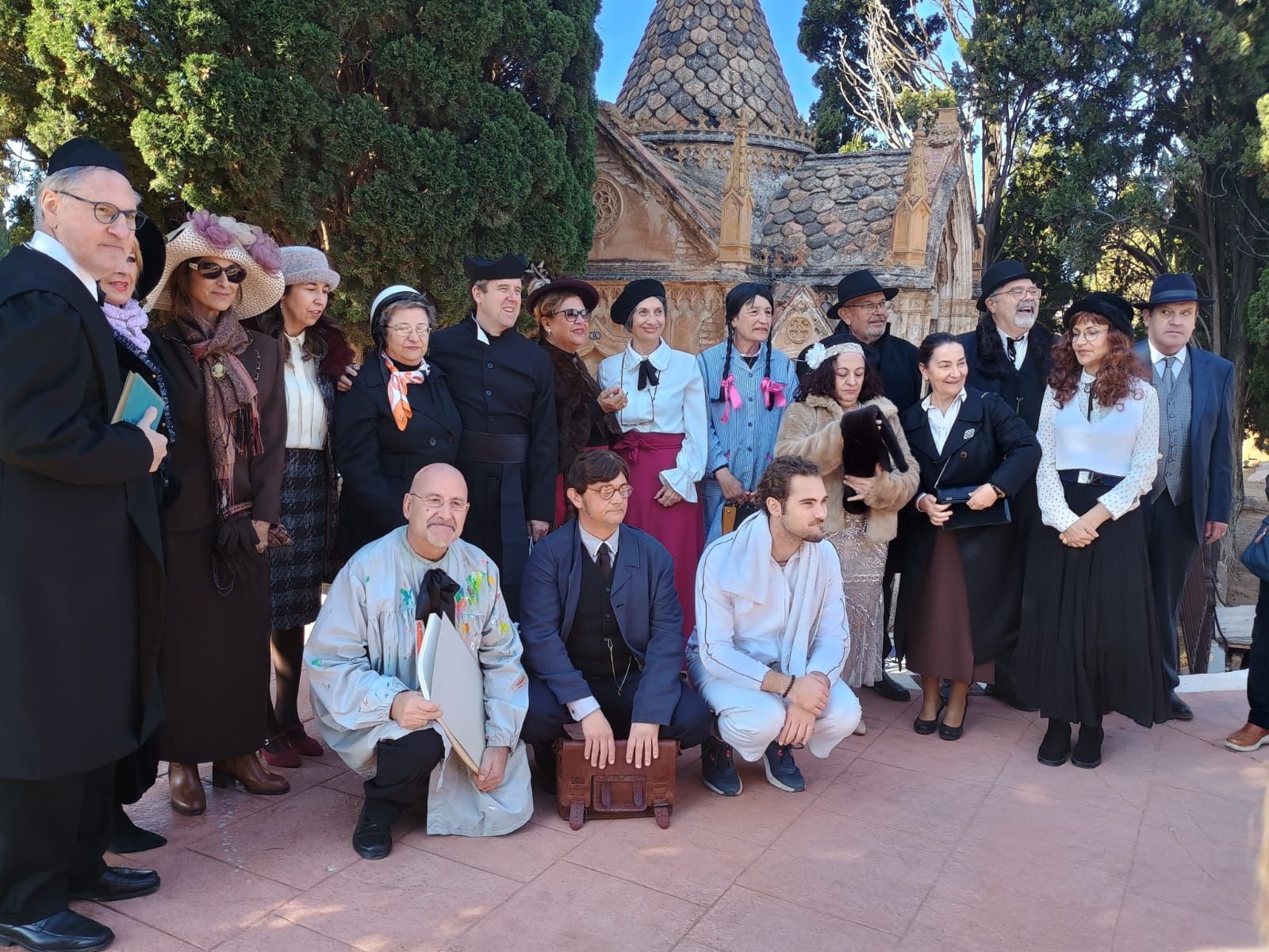 Los fantasmas del pasado reviven en el cementerio de Castelló