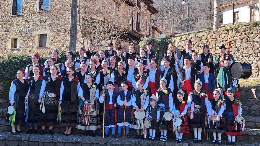 Inguanzo, en Cabrales, cumple con la tradición y honra a San Antón