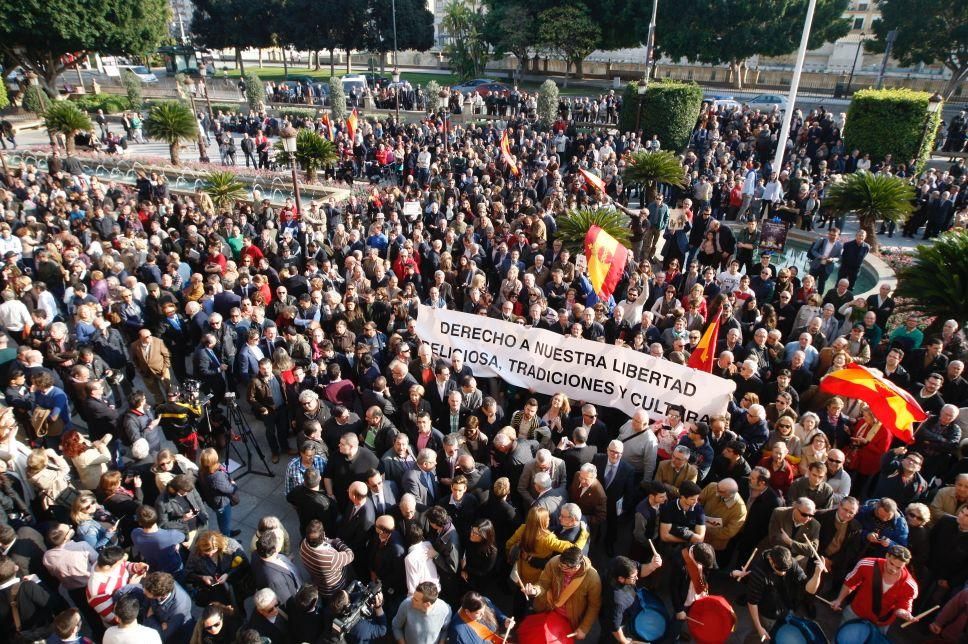 Los cofrades se manifiestan por la Semana Santa tradicional