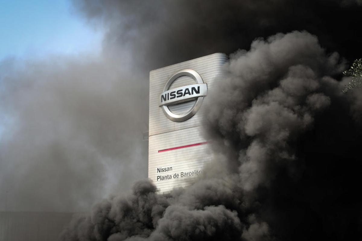 Trabajadores de la planta de Nissan en la Zona Franca de Barcelona protestan ante el cierre