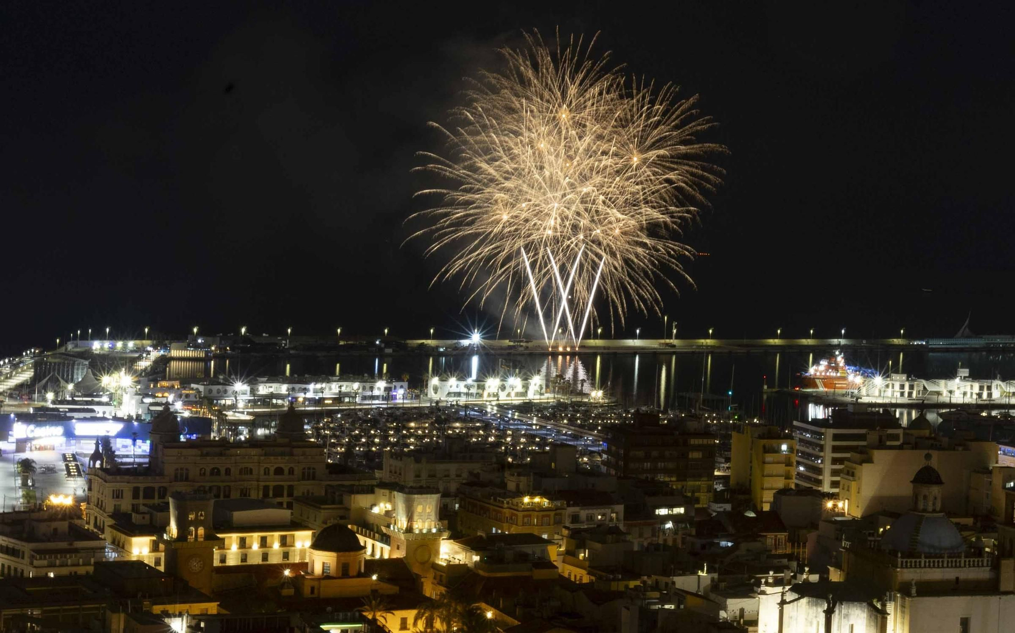 El castillo por el 9 d'Octubre lanzado en Alicante por Coeters Dragons