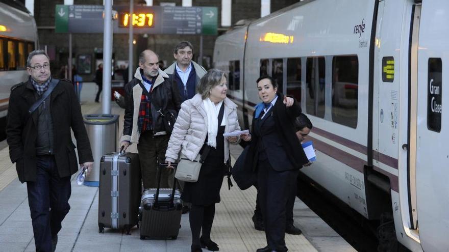 Viajeros en la estación de San Cristóbal de A Coruña.