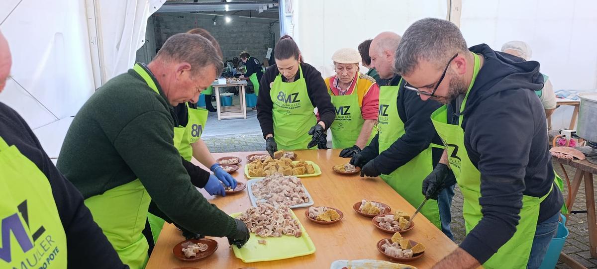 As racións servíronse en pratos de cerámica de Buño.