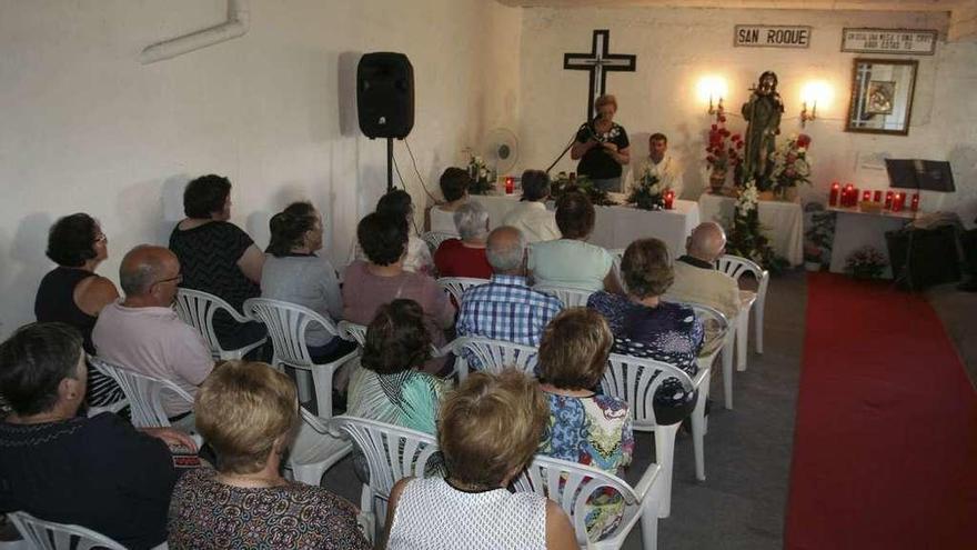 Asistentes a la misa en la capilla de Luis Varela en la aldea de O Foxo, Silleda