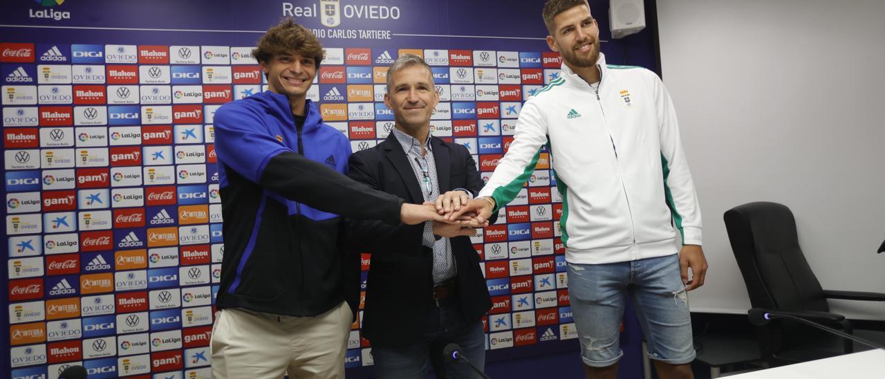 Las imágenes de la presentación de Luengo y Braat en el Oviedo y el entrenamiento azul