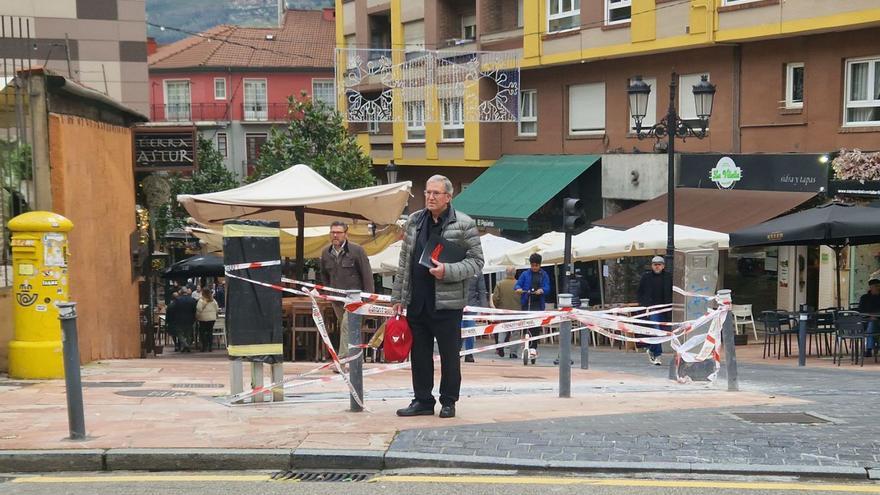 Peatones pasando ayer junto a la zona precintada donde se instalarán las «letronas» de Gascona. | LNE