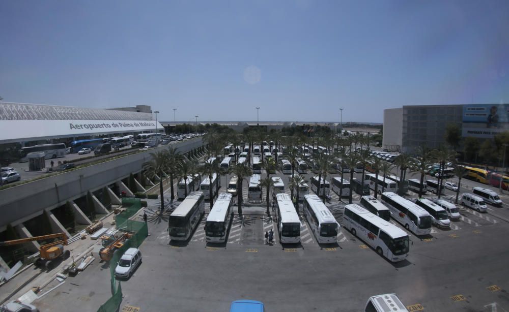 Protesta en el aeropuerto para denunciar "que el turismo mata a Mallorca"