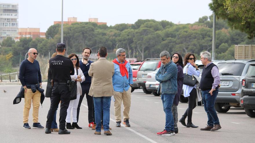 Visita a los aledaños del IES Enric Valor por parte de Conselleria y Ayuntamiento