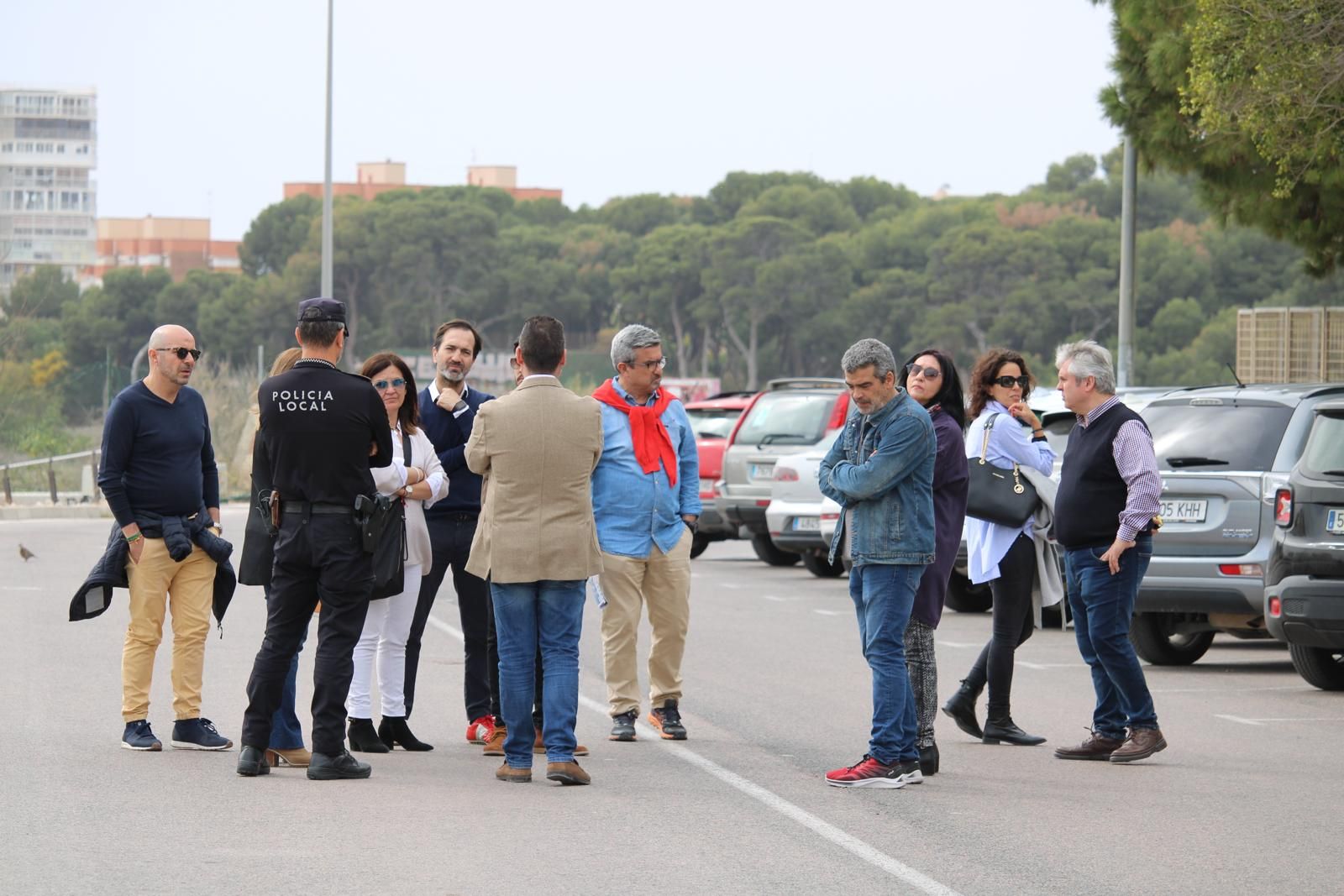 Visita a los aledaños del IES Enric Valor por parte de Conselleria y Ayuntamiento