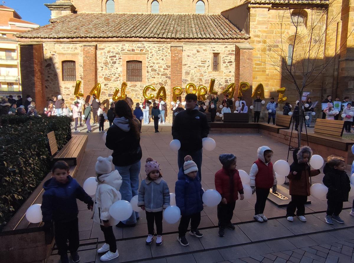 GALERÍA | El colegio Virgen de la Vega de Benavente realiza una gran cadena humana por la paz
