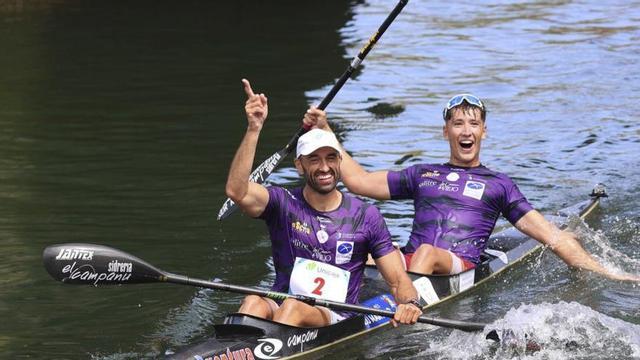 Los asturianos Walter Bouzán y Alberto Llera celebran la victoria en el 87º Descenso Internacional del Río Sella. | Paco Paredes