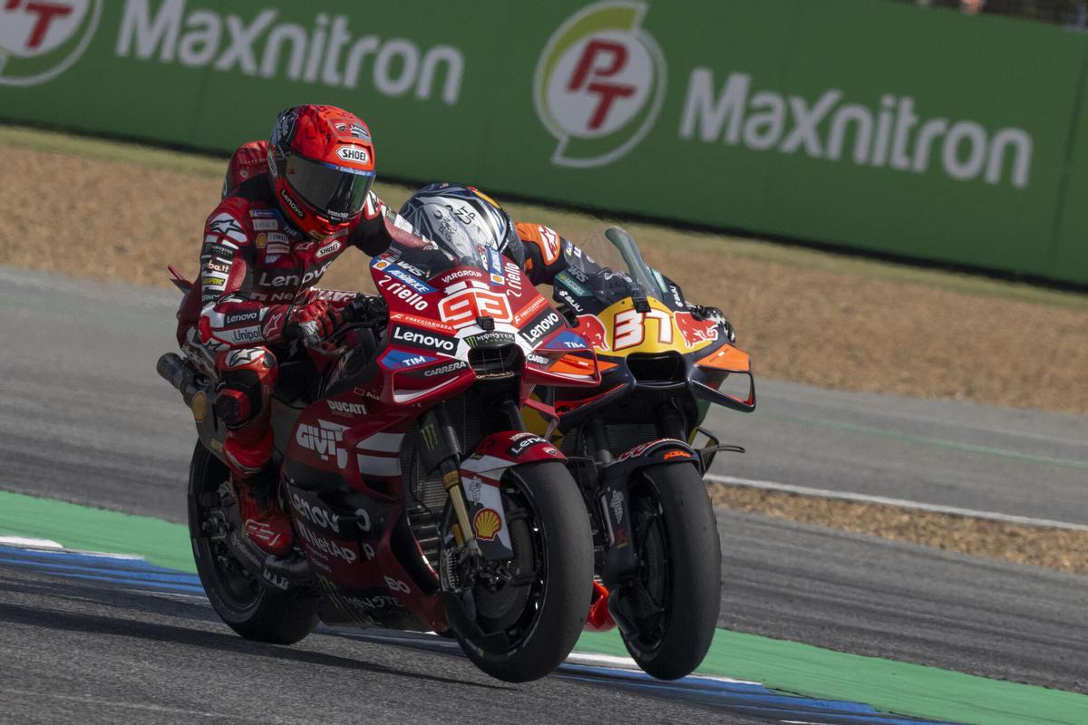 93 MARQUEZ Marc (spa), Ducati Lenovo Team, Ducati Desmosedici GP26, action, overtaking 37 ACOSTA Pedro (spa), Red Bull KTM Factory Racing, KTM RC16 during the 2026 MotoGP PT Grand Prix of Thailand on the Chang International Circuit from February 27th, to March 1st, in Buriram, Thailand - Photo Studio Milagro / DPPI AFP7 28/02/2026 ONLY FOR USE IN SPAIN