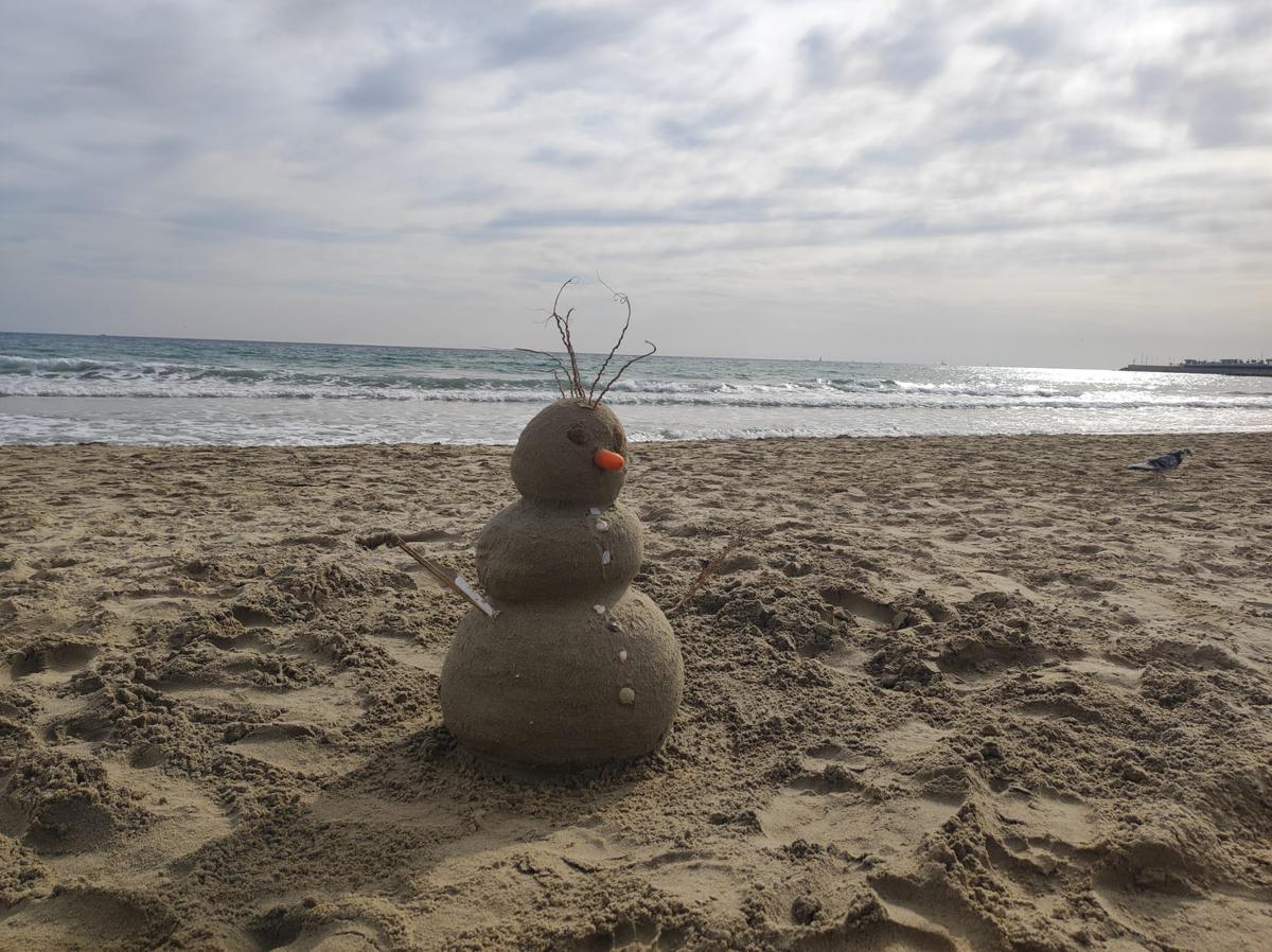 Muñeco de nieve de arena en la playa del Postiguet.