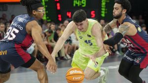 Villar se intenta escapar de dos rivales, este domingo en Vitoria.