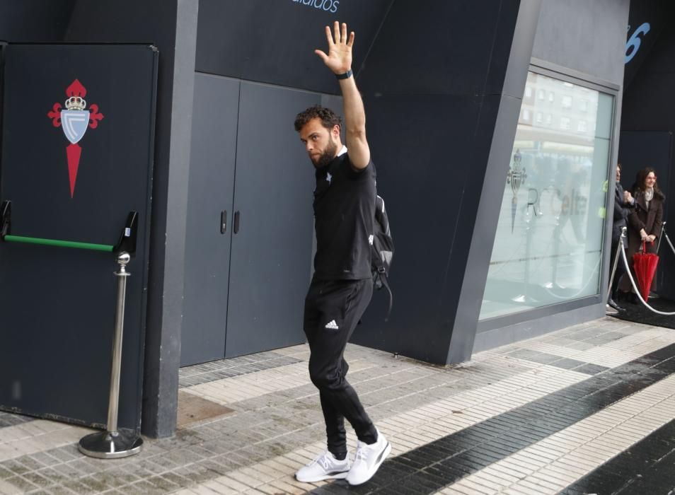 Locura en la llegada del Celta a Balaídos antes del partido contra la Real. // A. Villar