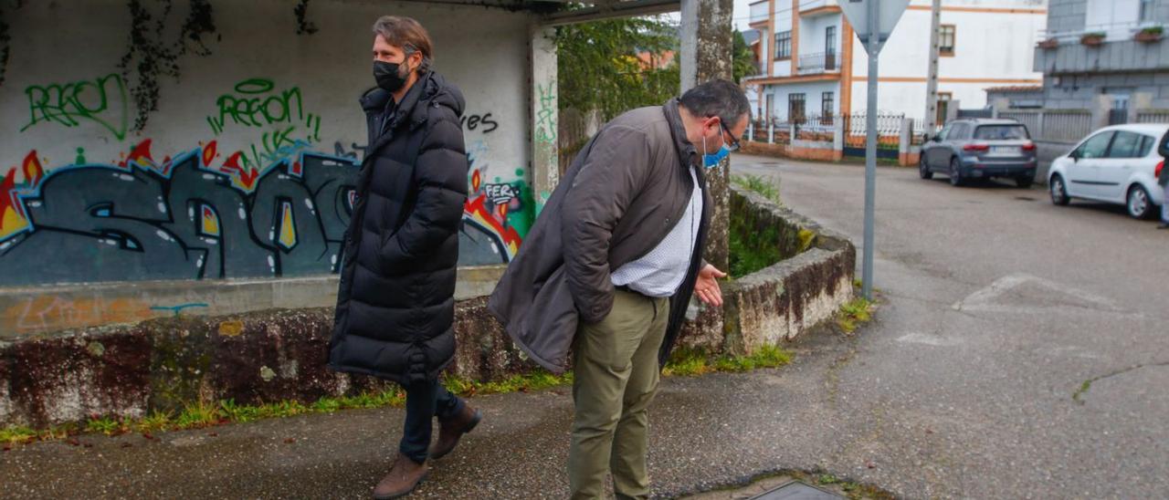 El alcalde Varela y el edil Mouriño visitaron Cornazo este invierno.  |  // IÑAKI ABELLA