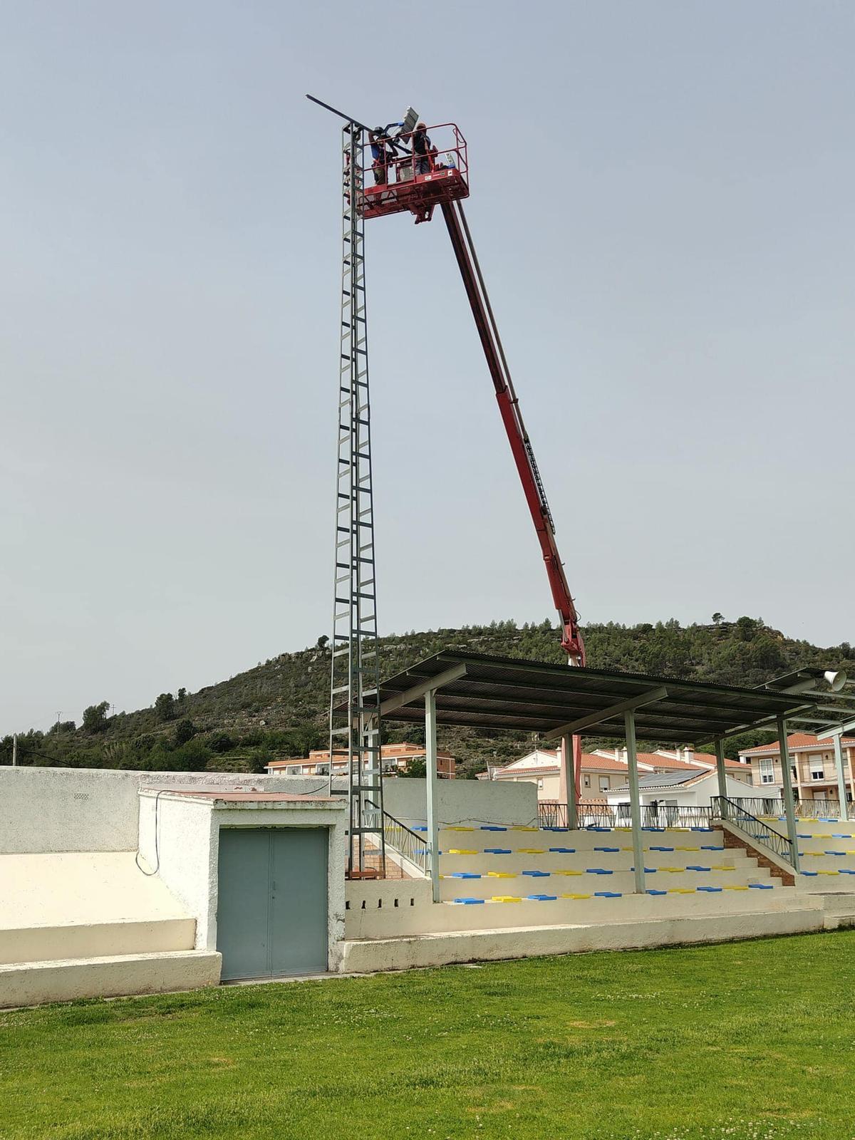 Operarios realizan las obras en el campo de fútbol de Viver.