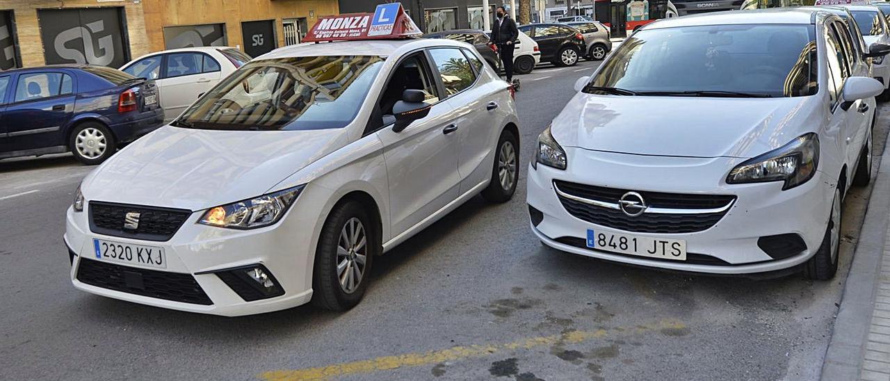 Clase práctica en una autoescuela.