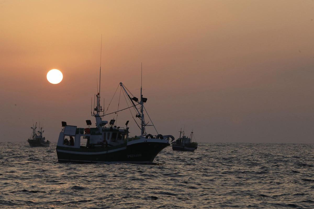 AMANECER CON BARCO PESQUERO.
