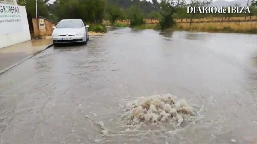 La lluvia hace que brote agua de una alcantarilla