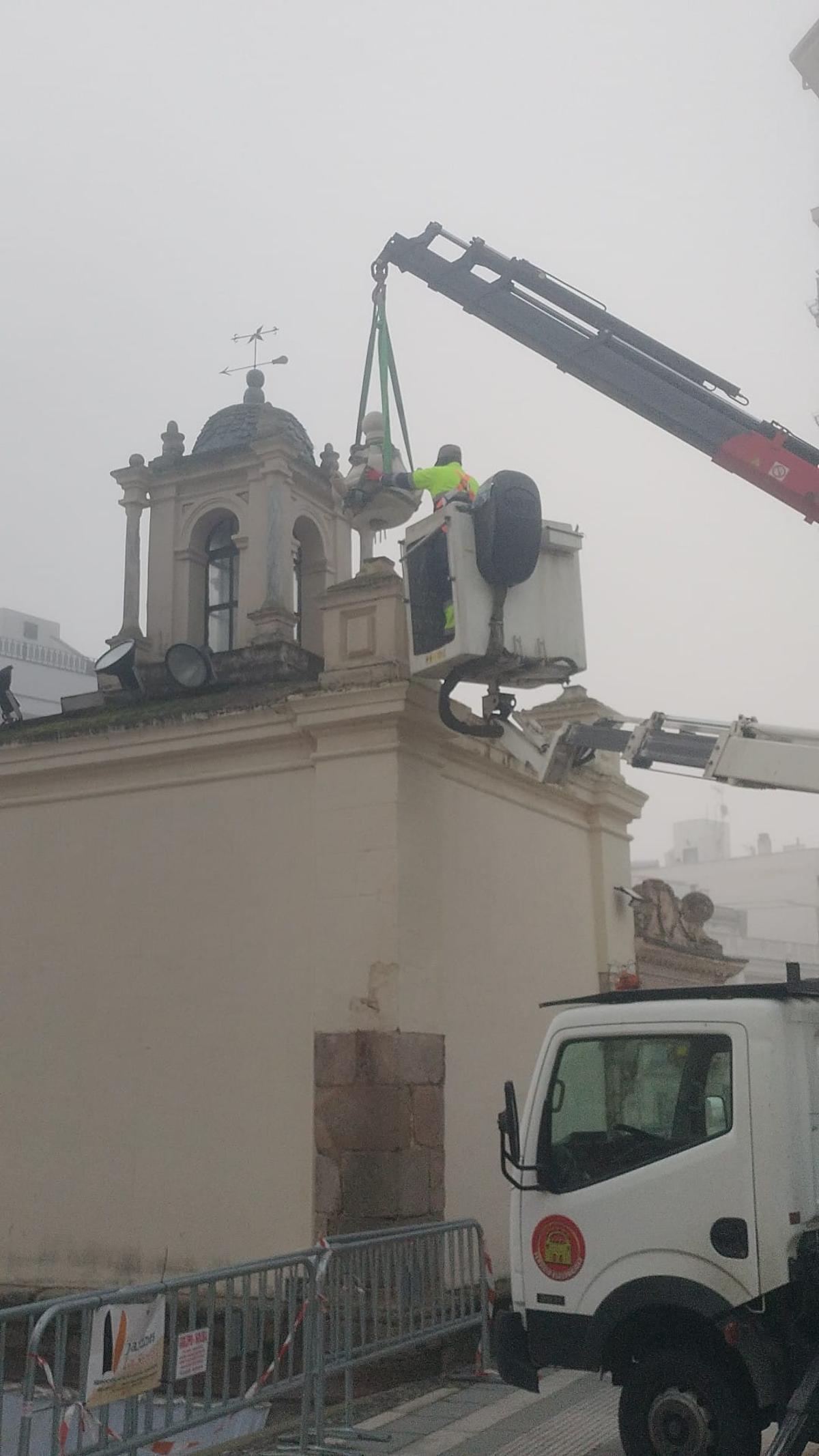 Técnicos realizan pruebas previas a la instalación de las cráteras del Hornito de Santa Eulalia.