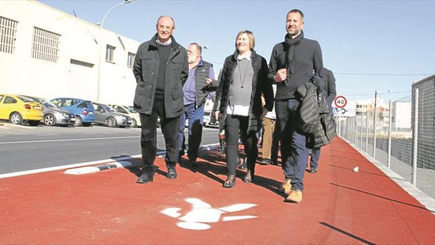 El carril peatonal de la carretera de la Vilavella mejora la seguridad vial