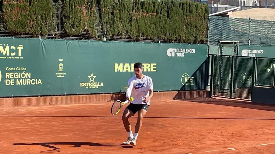 Carlos Alcaraz, entrenando ayer con un vendaje en su brazo derecho.