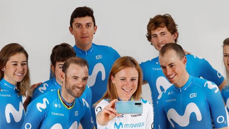 Alejandro Valverde, junto a otros componentes del equipo en la presentación oficial