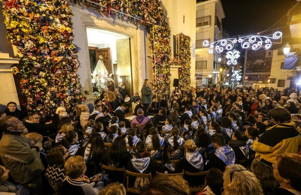 Varios momentos de la procesión de ayer en honor a la Verge del Sofratge que recorrió las calles del centro llenas de gente.